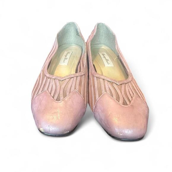 Elegant Carriage Court pumps in a lovely light mauve/lavender, size 8M. - Picture 1 of 7